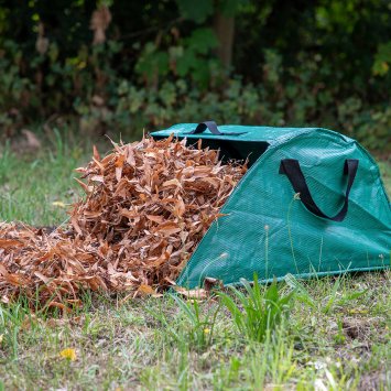 Collecteur de feuilles avec bord en tôle