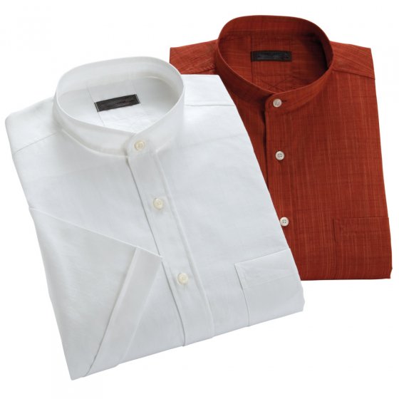 Chemise à col droit.