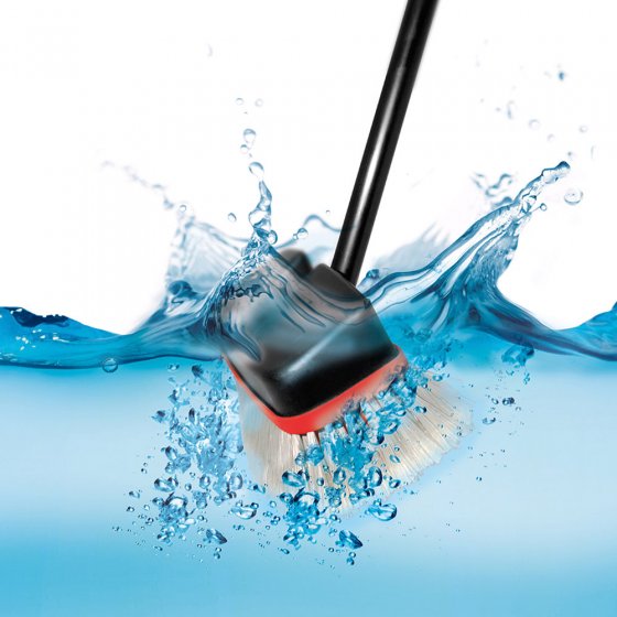 Brosse télescopique avec réservoir d’eau