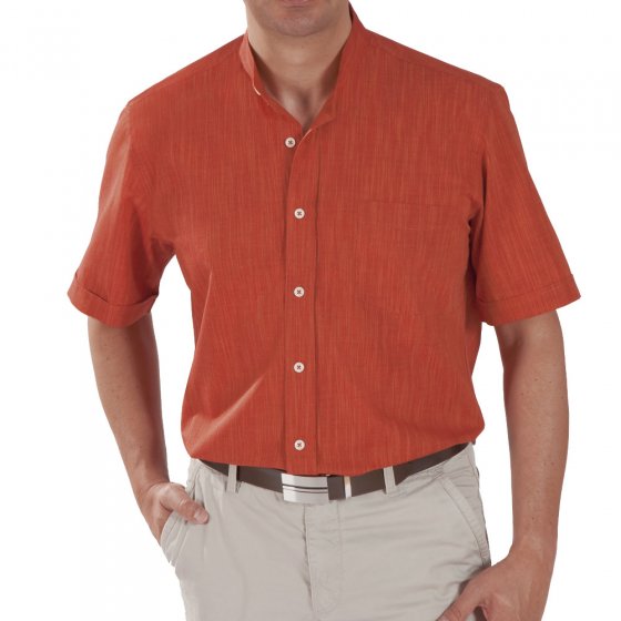Chemise à col droit.