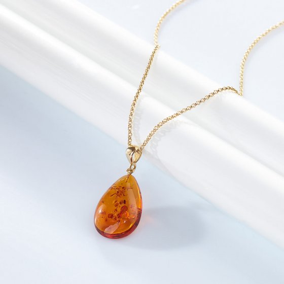 Collier avec pendentif d'ambre Collier avec pendentif d'ambre