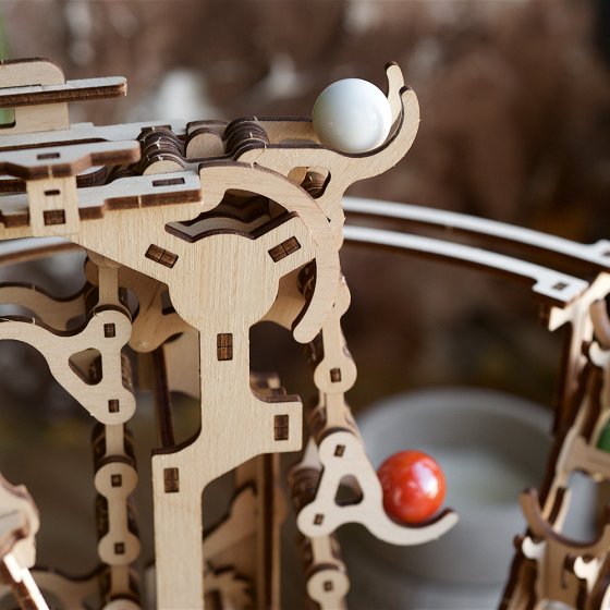 Maquette 3d en bois d'un parcours de billes avec une tour