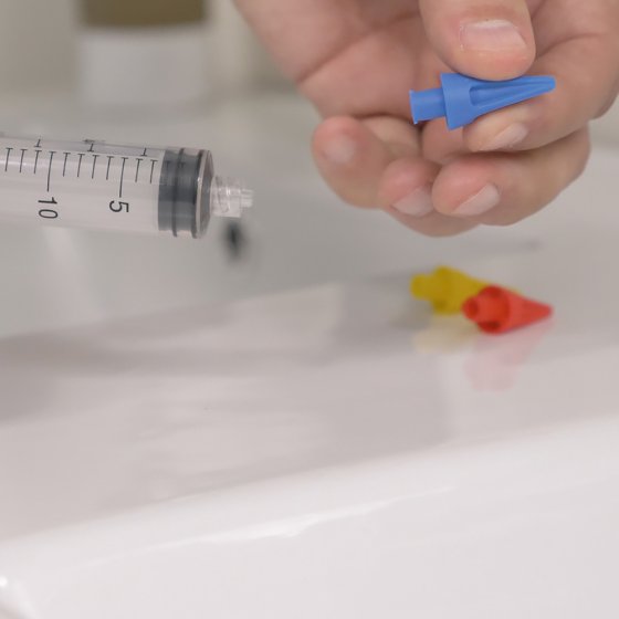 Le Docteur Nettoie L'oreille Avec La Seringue De L'eau Photo stock - Image  du pointeau, hôpital: 23596242