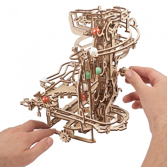 Maquette 3d en bois d'un parcours de billes avec une tour