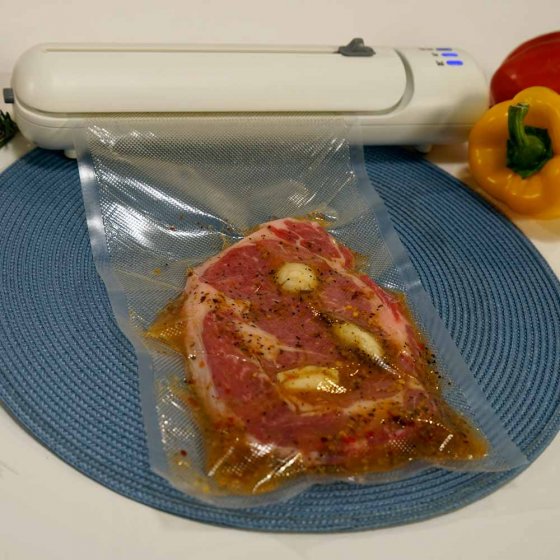 Machine de mise sous vide avec couteau intégré 