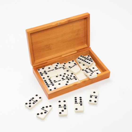 Boîte en bois contenant un grand domino 