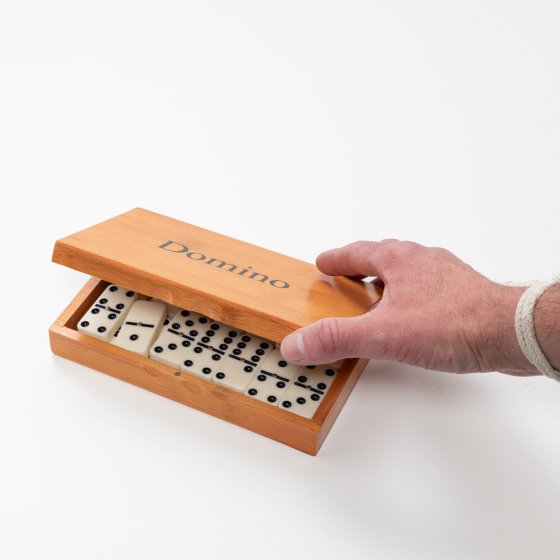 Boîte en bois contenant un grand domino 