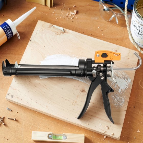 Pistolet à cartouche avec dispositif de coupe 