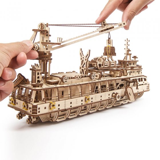 Maquette de navire de recherche en bois 