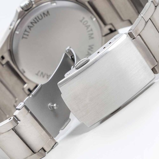 Montre-bracelet solaire à radio-pilotage « Titan » 