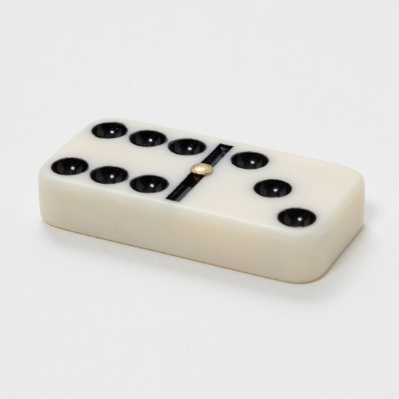 Boîte en bois contenant un grand domino 