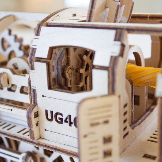 Maquette locomotive à vapeur en bois